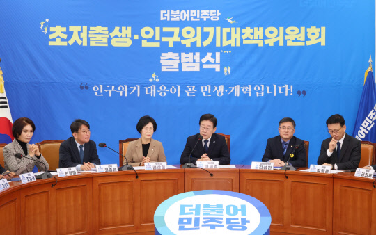 이재명 더불어민주당 대표가 2일 국회에서 열린 초저출생·인구위기대책위원회 출범식에서 발언하고 있다. 연합뉴스.